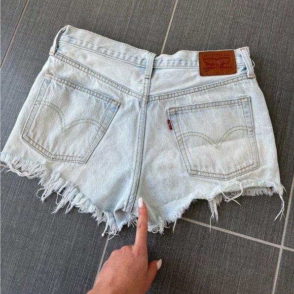Levi’s mid rise denim shorts - size 28 - Picture 3 of 4